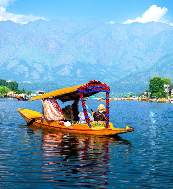 Dal,Lake,And,The,Beautiful,Mountain,Range,In,The,Background